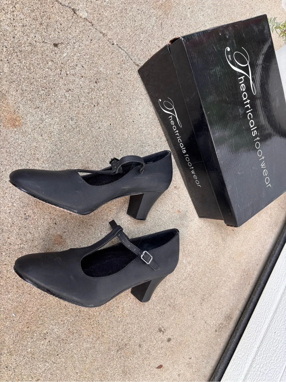 Theatricals brand - black Mary Jane Block Heel “character shoes”
